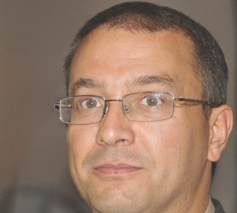 Carlos Mendoza, Instructor de Finanzas Corporativas